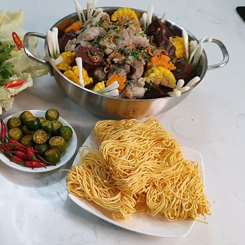 Lẩu xương heo thơm lừng, hấp dẫn với mì trứng