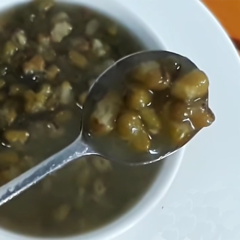 Thưởng thức chè đậu xanh hột mát lạnh cùng đá, món tráng miệng bổ dưỡng không lo hạt đậu bị nát.