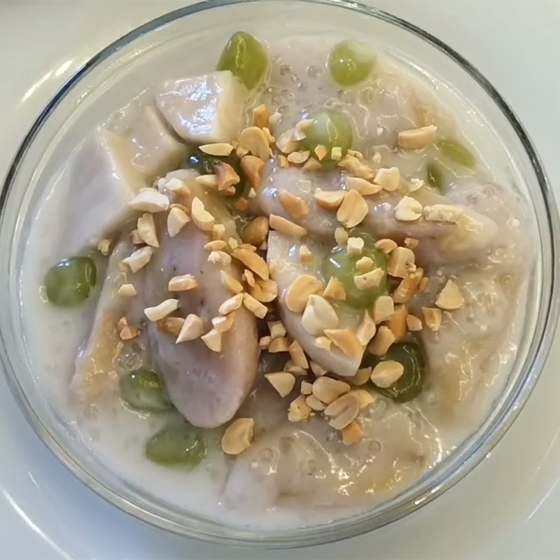 Chén chè chuối khoai môn trân châu thành phẩm, rắc đậu phộng rang giã nhỏ