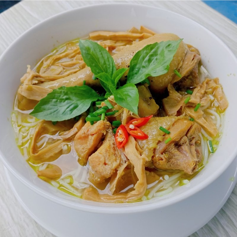 Tô bún măng gà hoàn chỉnh với đầy đủ hương vị