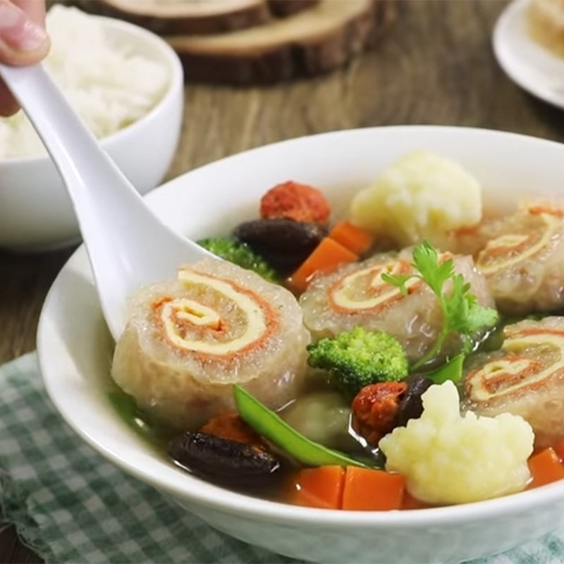Bát canh bóng thả Hà Nội đã hoàn thành, màu sắc hấp dẫn và hương vị đậm đà truyền thống