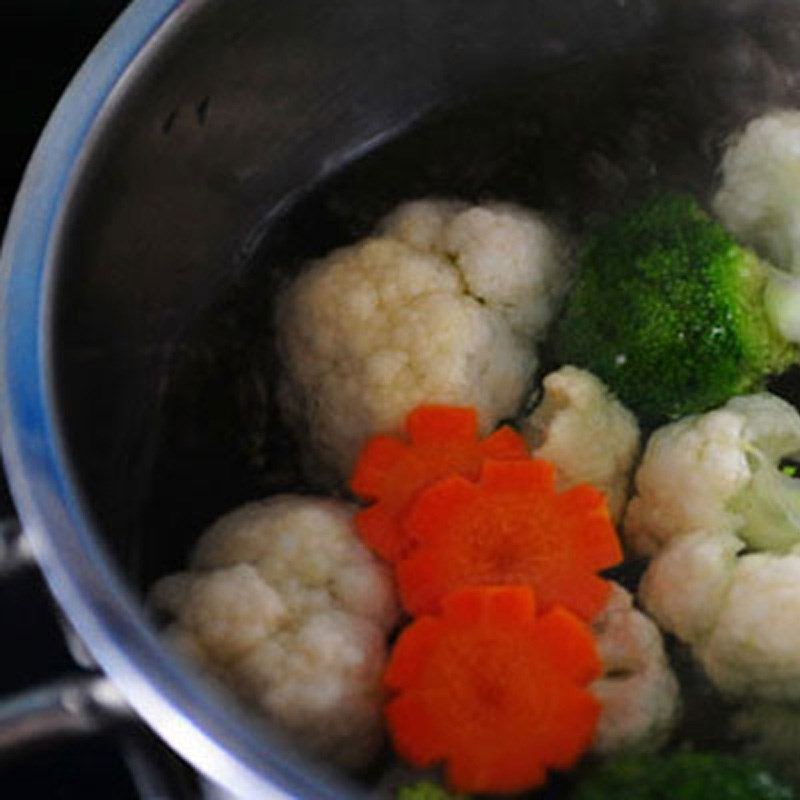 Cho rau củ vào nồi nước dùng với chả cá, tạo nên bát canh bóng bì cuộn chả cá thác lác đầy màu sắc