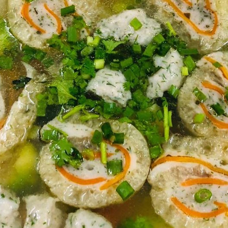 Bát canh bóng bì cuộn chả cá thác lác đã hoàn thành, thơm ngon và hấp dẫn cho bữa cơm gia đình