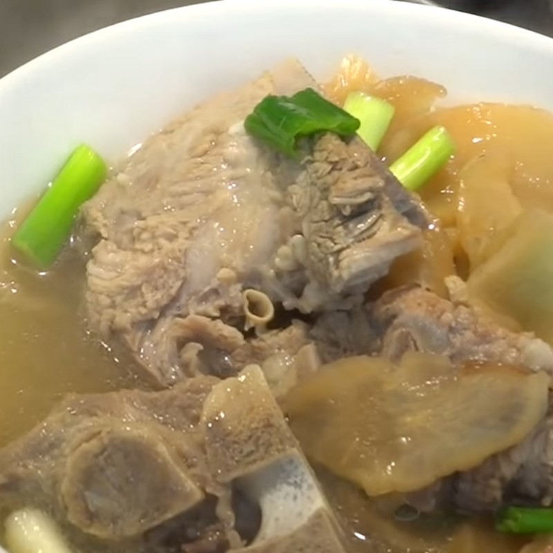 Tô canh củ cải muối thành phẩm với nước dùng trong vắt, xương heo mềm và củ cải muối thơm lừng, minh họa một cách nấu canh củ cải muối thành công