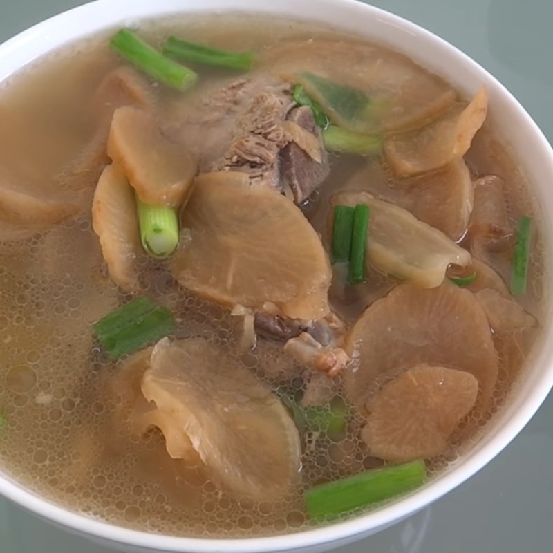 Cận cảnh tô canh củ cải muối thơm ngon, bổ dưỡng với các nguyên liệu hòa quyện, mời gọi thực hiện theo cách nấu canh củ cải muối này