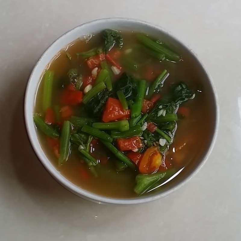 Tô canh rau bí nấu cà chua đã hoàn thành