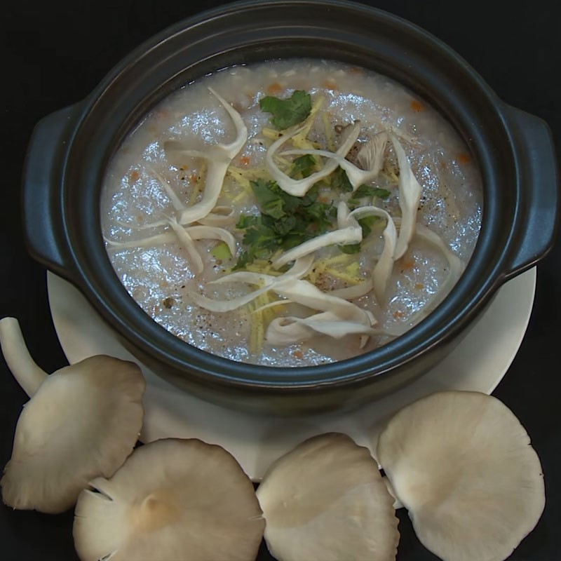 Bát cháo nấm bào ngư chay thơm ngon sau khi hoàn thành