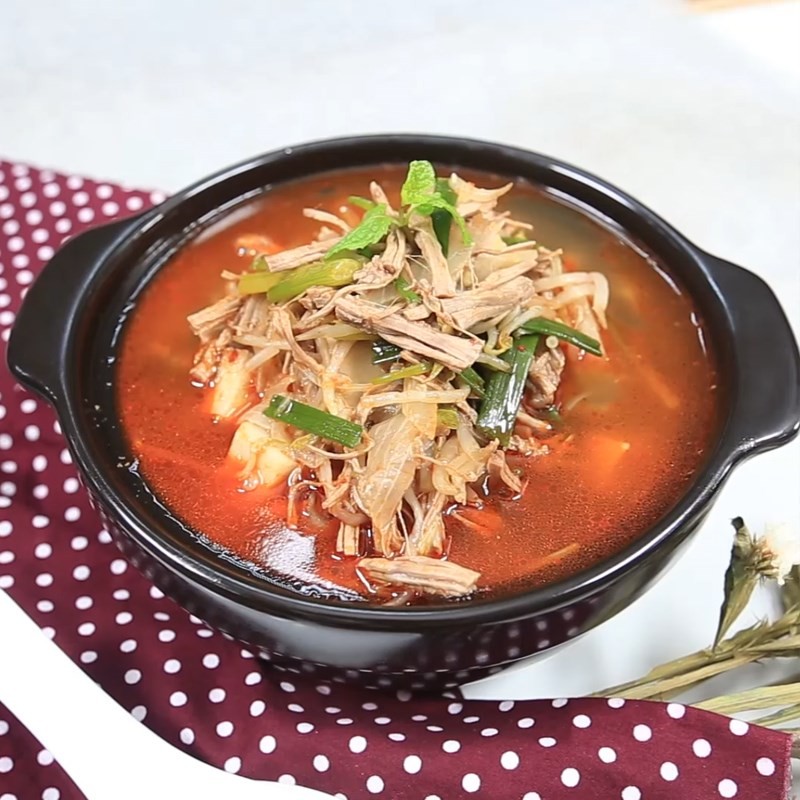 Tô súp bò cay Hàn Quốc nghi ngút khói, màu sắc bắt mắt