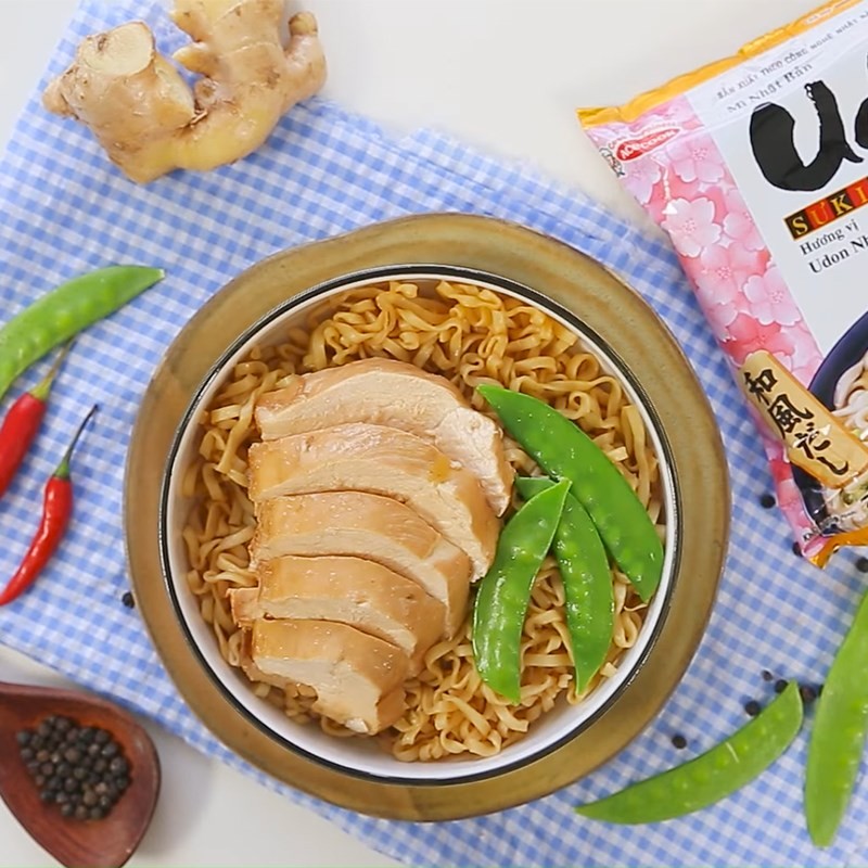 Thành phẩm món mì udon gà sốt miso