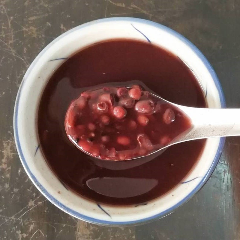 Chén chè đậu đỏ bột báng nước cốt dừa hấp dẫn, sẵn sàng thưởng thức