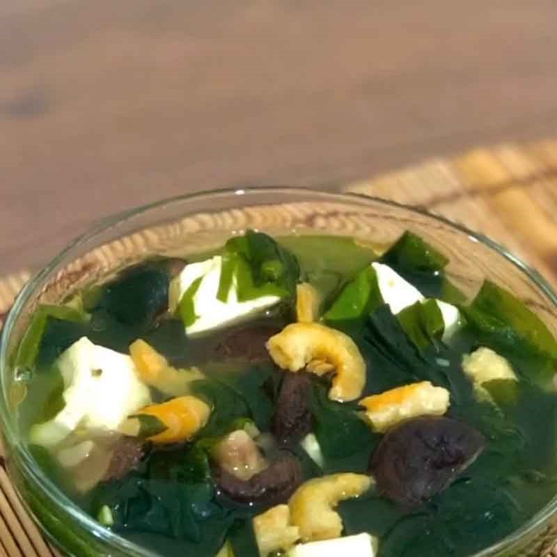 Bát canh rong biển tươi nấu tôm khô và đậu phụ ấm nóng, hấp dẫn, tốt cho sức khỏe