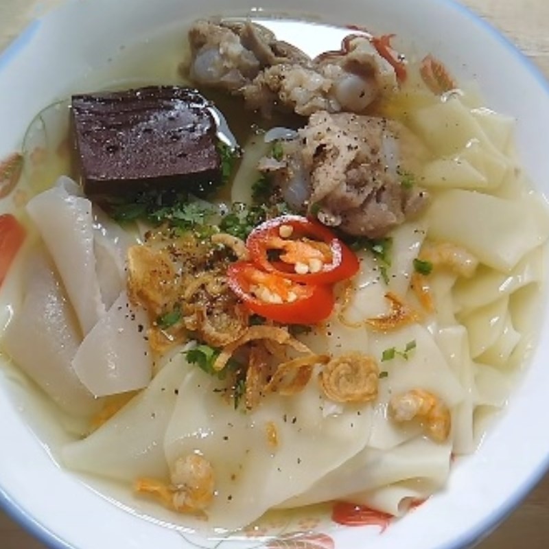 Thành phẩm món hoành thánh lá nấu tôm khô thơm ngon, hấp dẫn