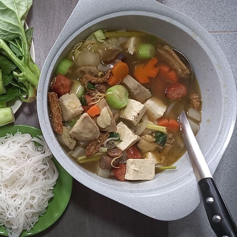 Mâm lẩu dê thuốc bắc chay thịnh soạn đã hoàn thành