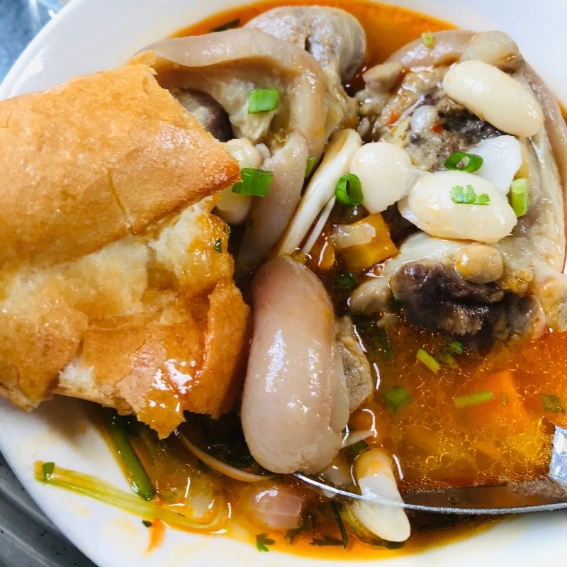 Một tô lagu giò heo đầy đặn, trang trí đẹp mắt với hành ngò, sẵn sàng để phục vụ bữa ăn gia đình
