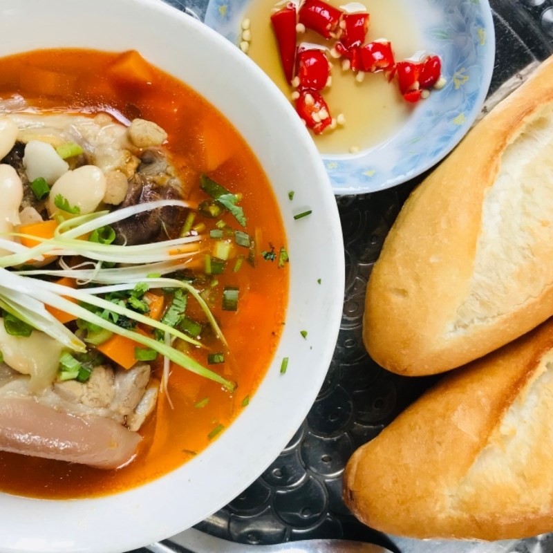 Tô canh huyết heo nấu cay hấp dẫn
