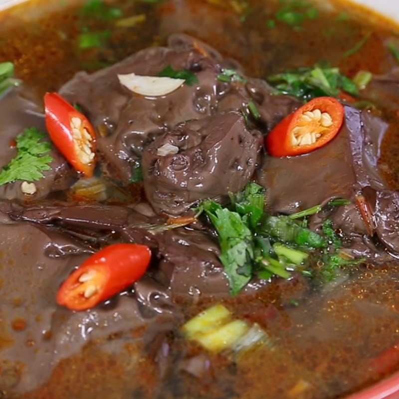 Canh huyết heo nấu cay đã hoàn thành, sẵn sàng thưởng thức