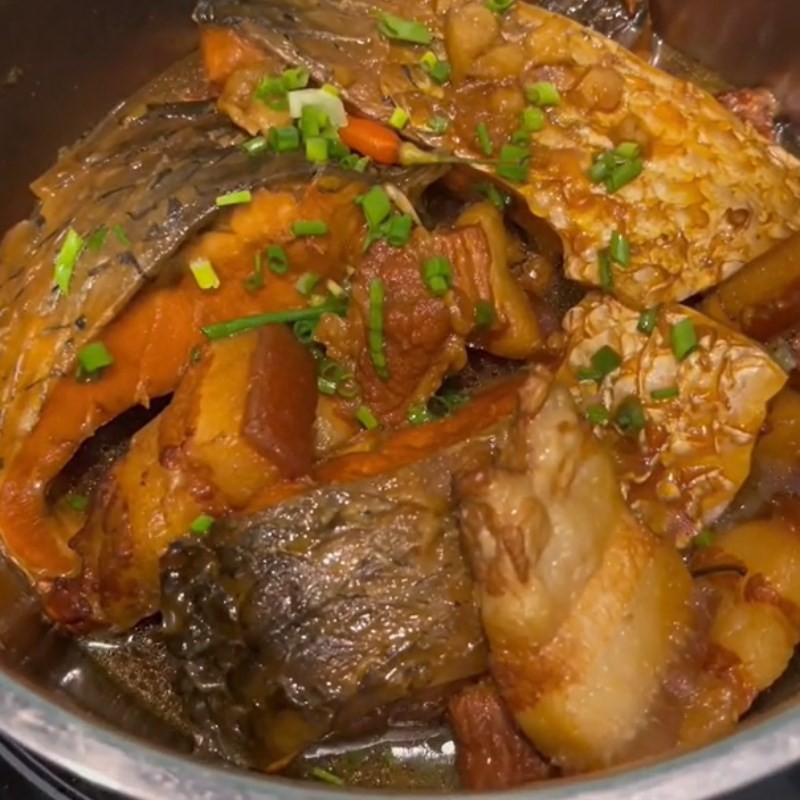 Thành phẩm cá trắm kho thịt ba chỉ mềm rục, thơm ngon