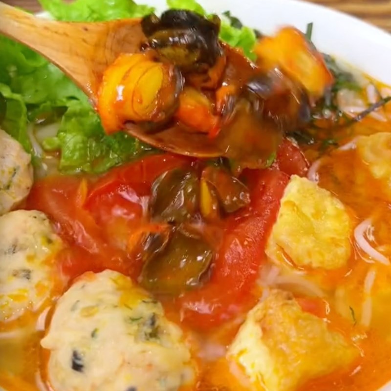 Tô bún ốc mọc thành phẩm với nước dùng chua cay, thơm ngon