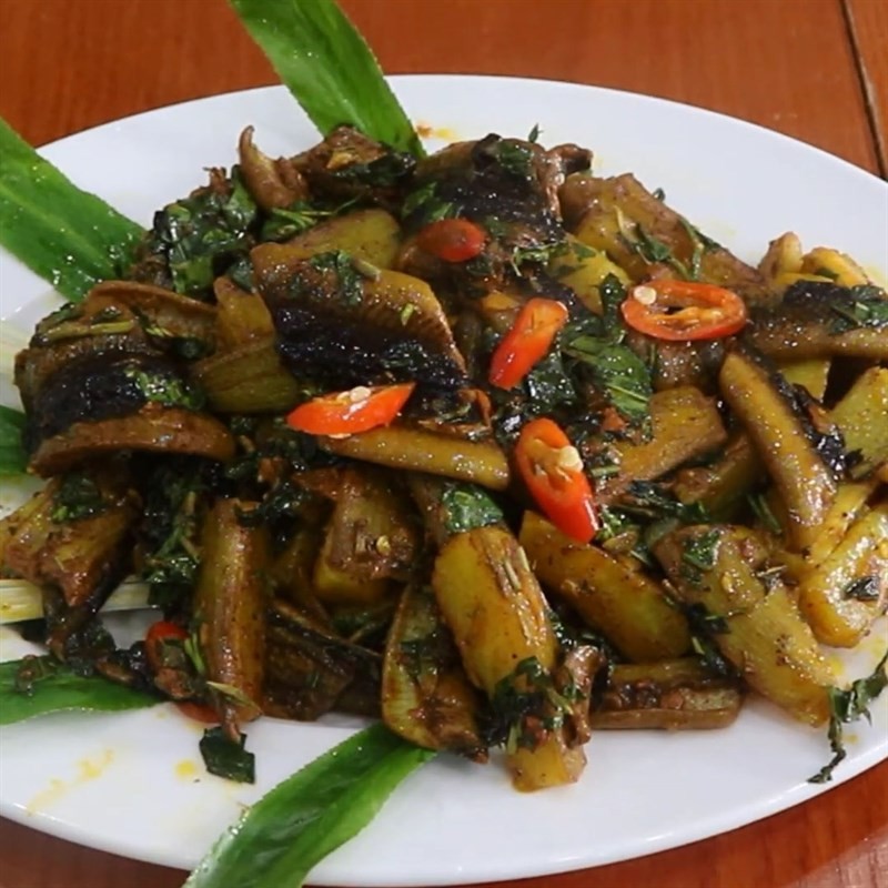 Thành phẩm món lươn xào chuối xanh nóng hổi, thơm ngon, sẵn sàng thưởng thức