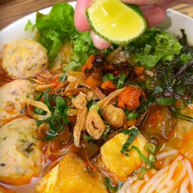 Tô canh mướp mồng tơi nóng hổi, thanh ngọt, sẵn sàng thưởng thức