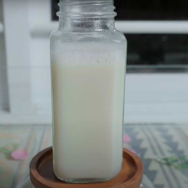 Rót sữa hạt điều hạt sen từ máy làm sữa hạt ra ly thưởng thức