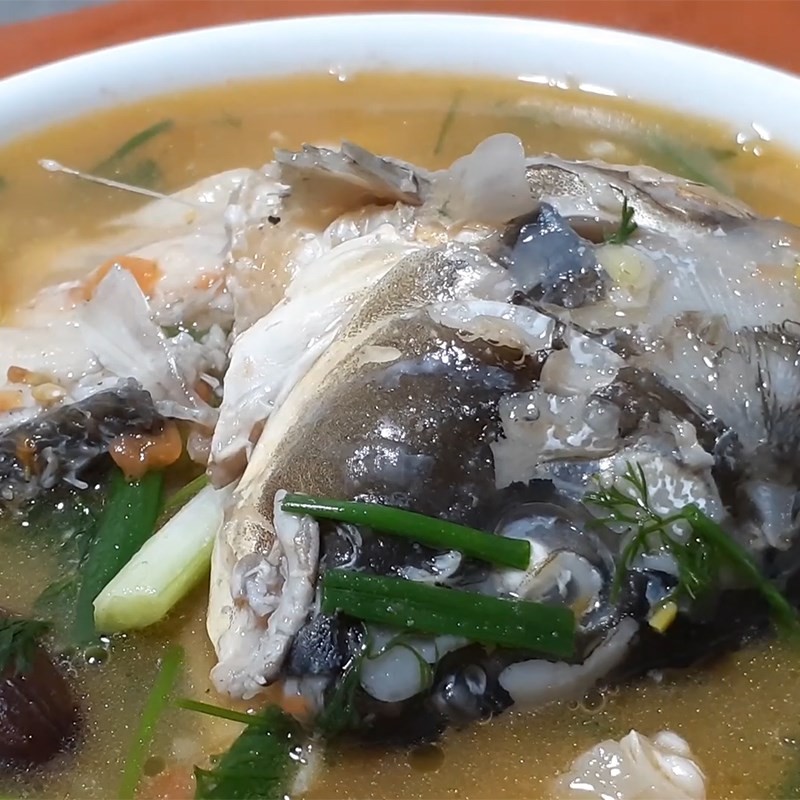 Bát canh chua cá chép nấu khế nóng hổi, thịt cá mềm ngọt