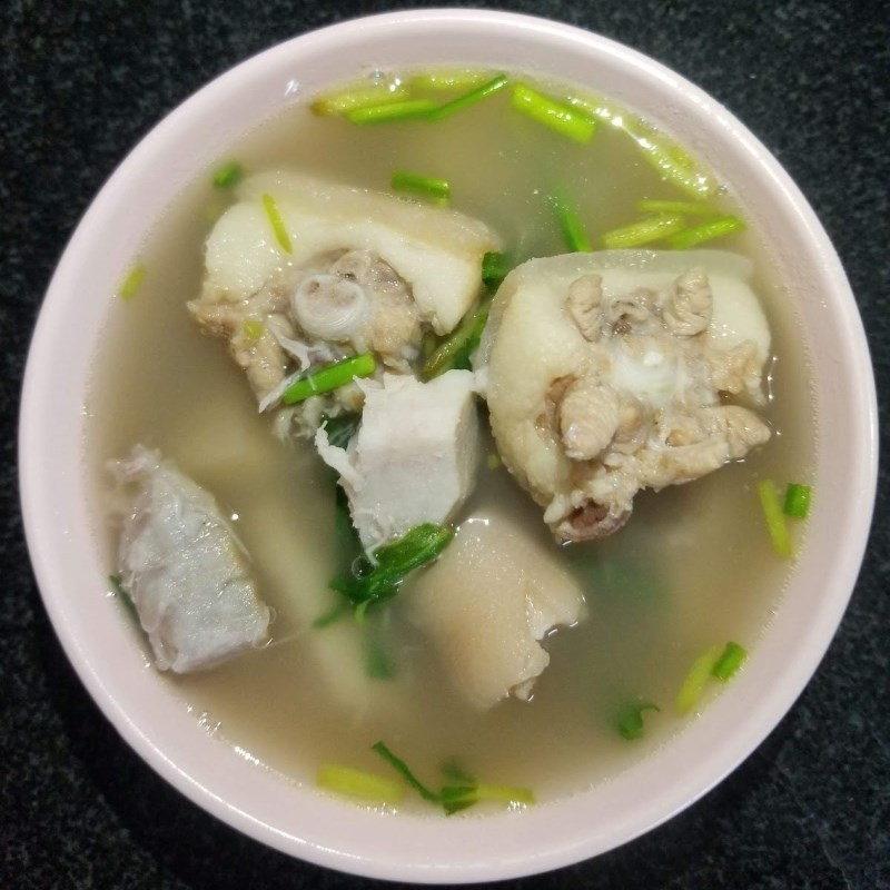 Tô canh đuôi heo hầm khoai môn nóng hổi, thơm lừng, sẵn sàng để thưởng thức
