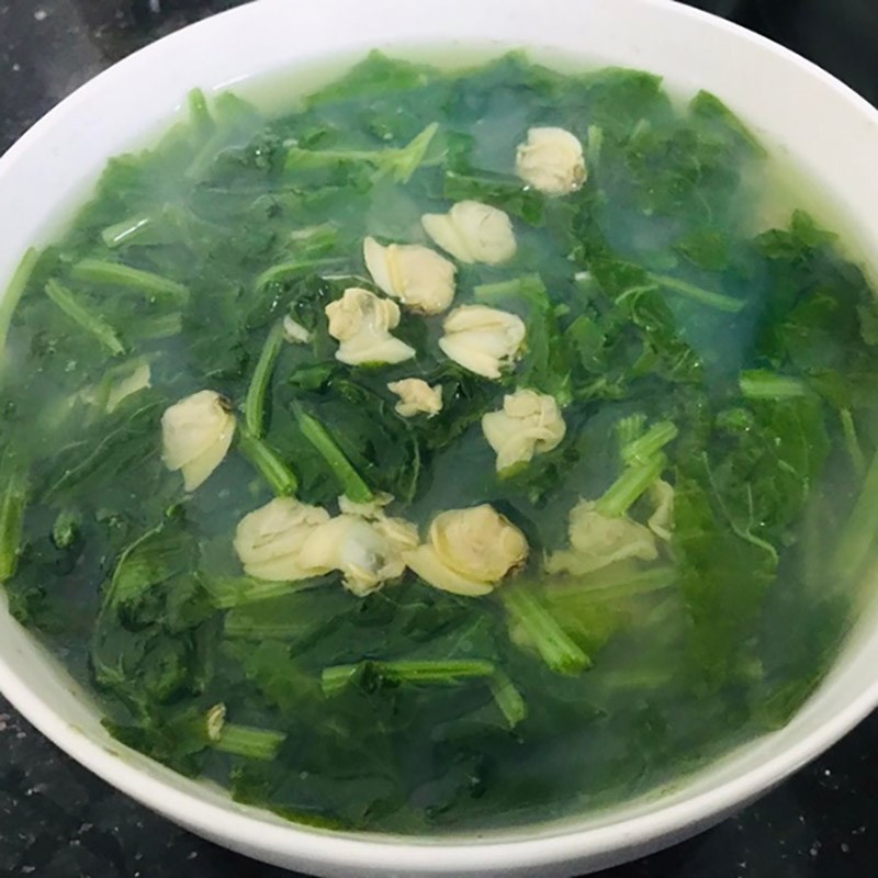 Bát canh ngao cải ngọt thành phẩm, hấp dẫn với màu xanh tươi mát