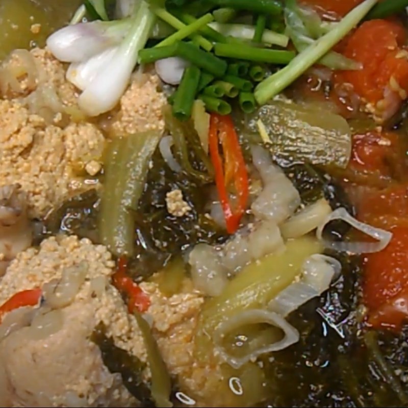 Tô canh chua trứng cá nóng hổi, thanh mát đã hoàn thành, sẵn sàng thưởng thức