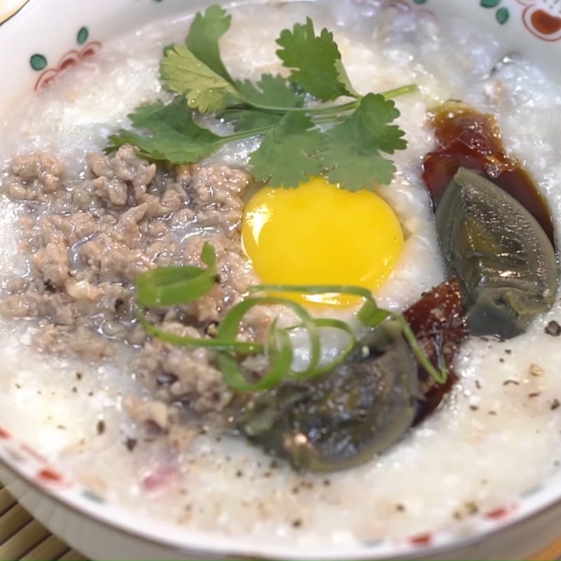 Thành phẩm món cháo trứng bắc thảo thịt bằm thịt bò nóng hổi