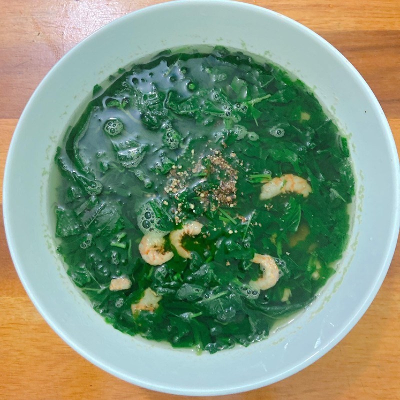 Món canh rau đay với tôm khô thành phẩm, nóng hổi và hấp dẫn.