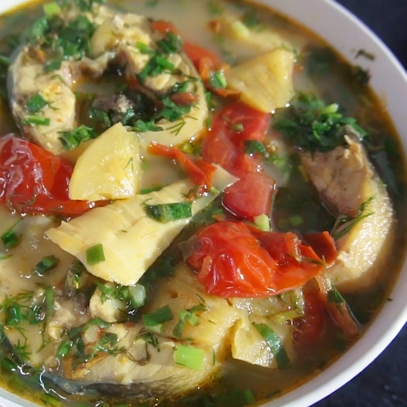 Tô canh chua cá tầm nóng hổi sẵn sàng để thưởng thức