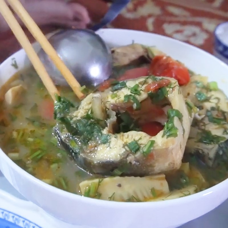 Cận cảnh miếng cá tầm trong canh chua