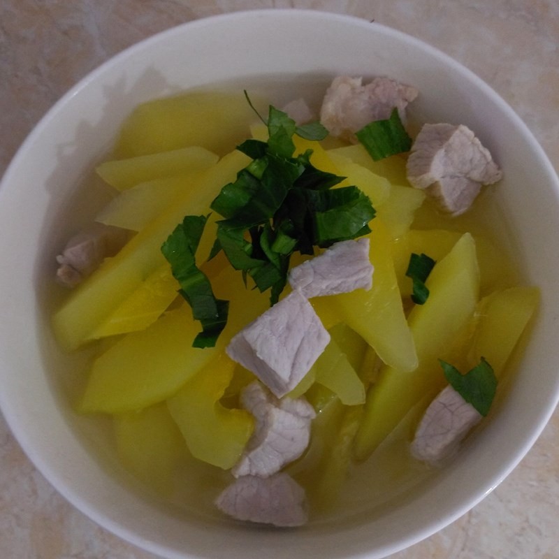 Món canh đu đủ hầm thịt nạc heo hoàn thành, nóng hổi và hấp dẫn