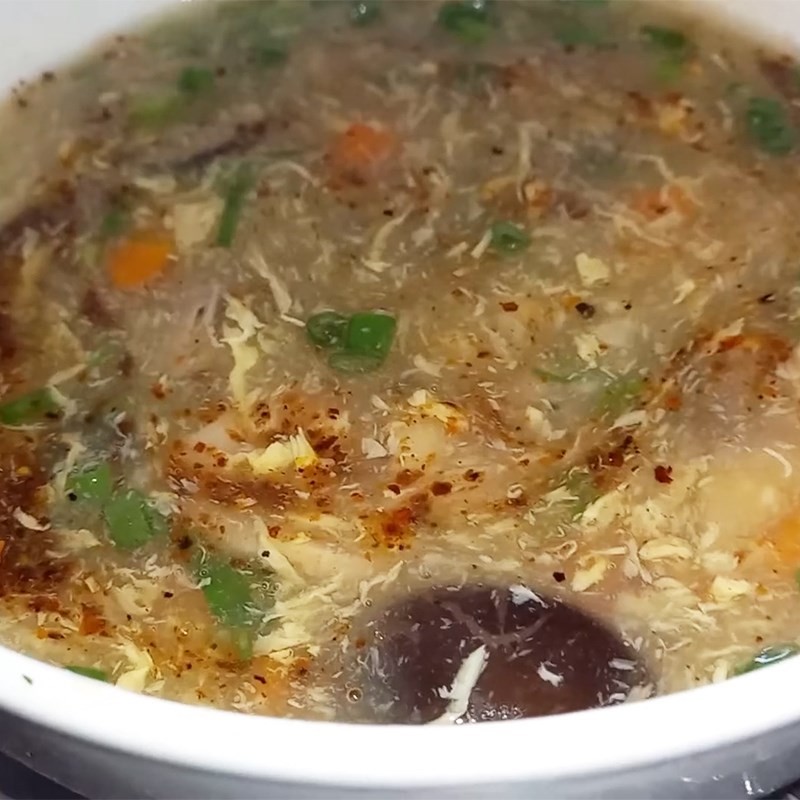 Bát súp gà hạt sen nóng hổi thơm ngon đã hoàn thành