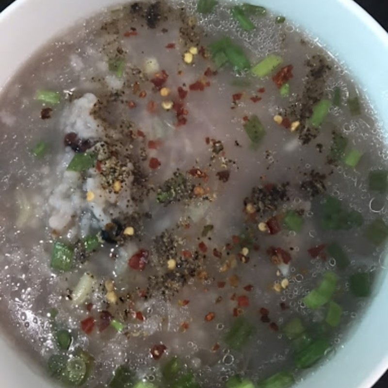 Tô cháo giò heo đậu đen nóng hổi, hấp dẫn đã sẵn sàng để thưởng thức.