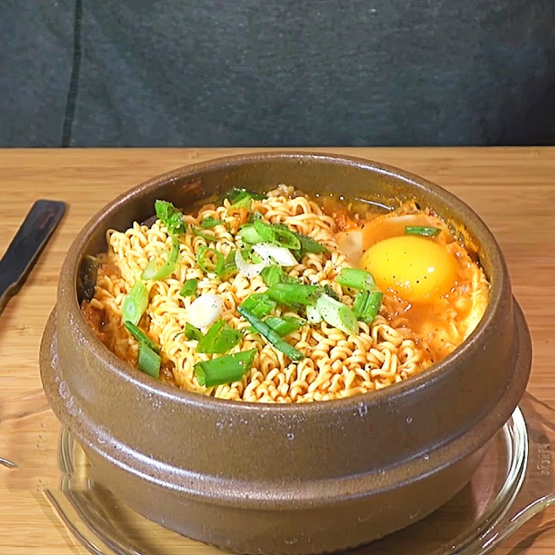 Tô mì cay kim chi chua cay, thơm ngon hấp dẫn