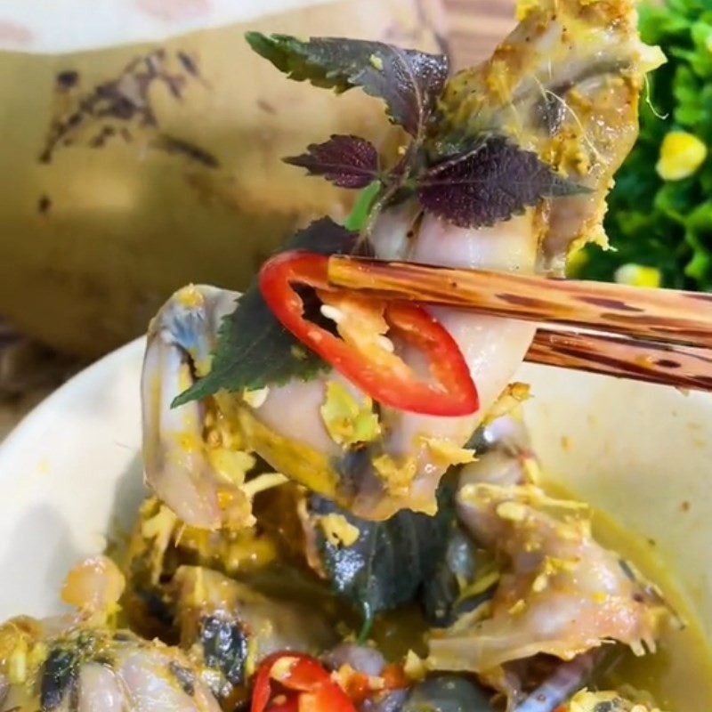 Thịt ếch mềm tan trong nước cốt dừa của món hấp