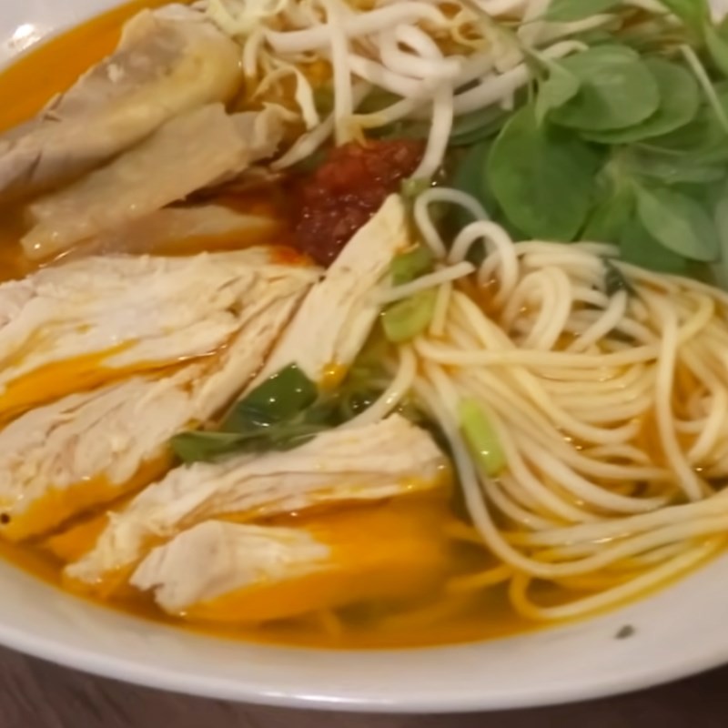 Bún gà sa tế với thịt gà xé, rau sống và nước dùng đậm đà