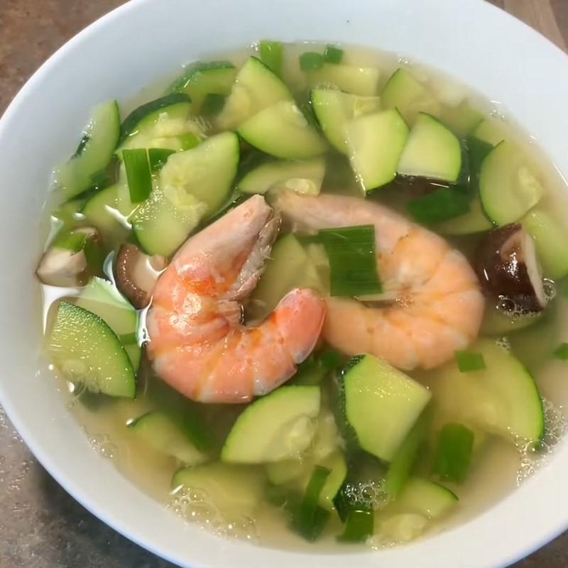Bát canh bí ngòi nấu nấm thơm ngon, hấp dẫn, sẵn sàng thưởng thức