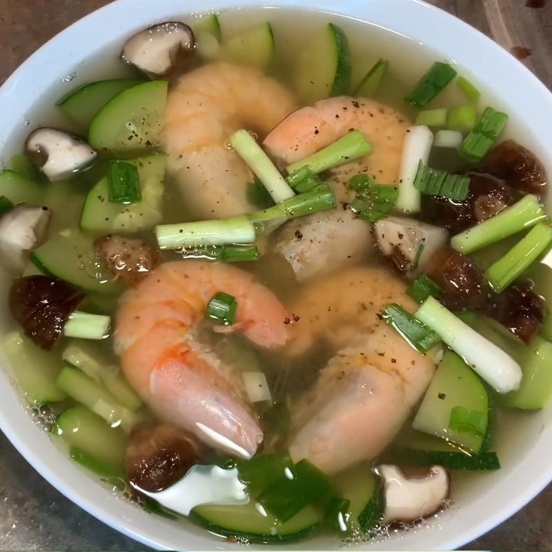 Thành phẩm canh bí ngòi xanh nấu nấm và tôm, một món ăn thanh mát