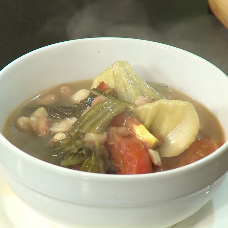 Canh cải chua chay đậu phộng đã hoàn thành, sẵn sàng thưởng thức