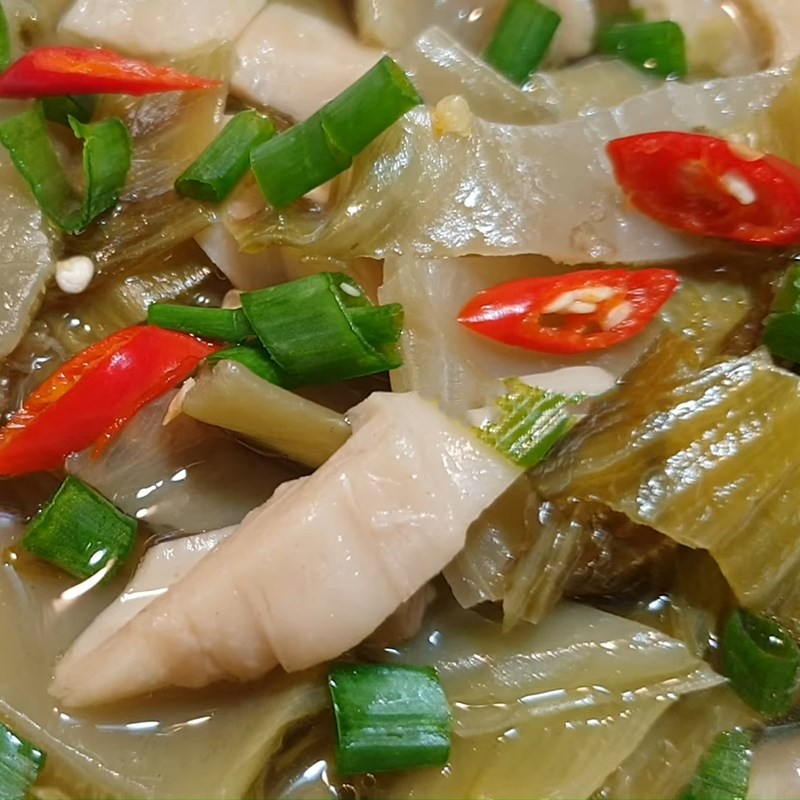 Canh cải chua chay mì căn đã hoàn thành, sẵn sàng phục vụ