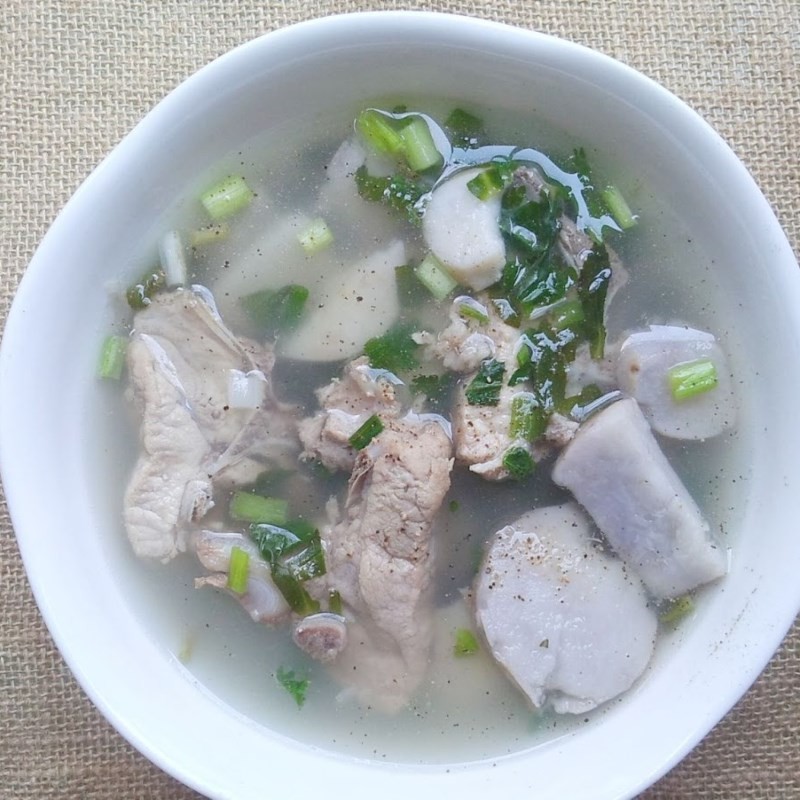 Canh khoai sọ hầm xương thành phẩm, trang trí ngò om và hành lá bắt mắt