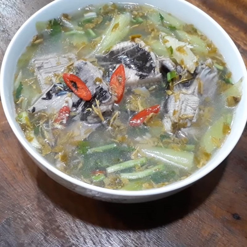 Canh chua cá đuối lá me non với rau thơm