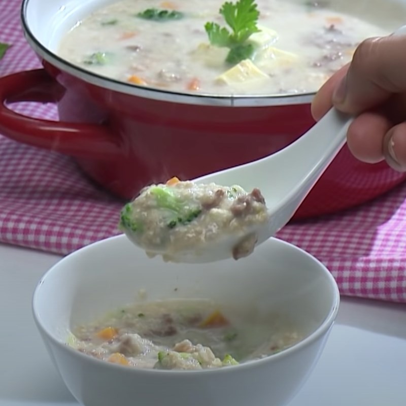 Cháo yến mạch thịt bò rắc hành ngò và phô mai