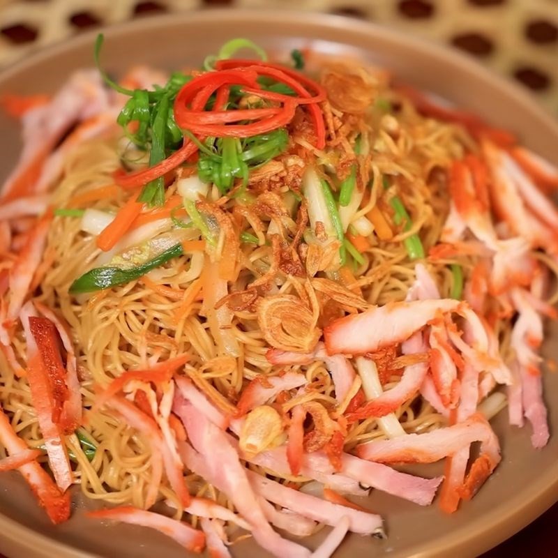 Mì trường thọ được trang trí với xá xíu, thịt nguội và rau thơm