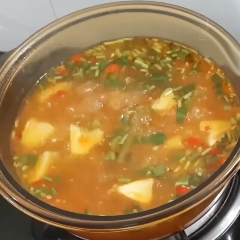 Thành phẩm lẩu cá chim chua cay hấp dẫn, nóng hổi, sẵn sàng thưởng thức