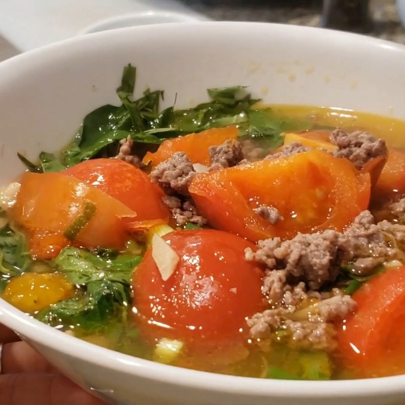 Thành phẩm bún thịt bò cà chua với rau thơm