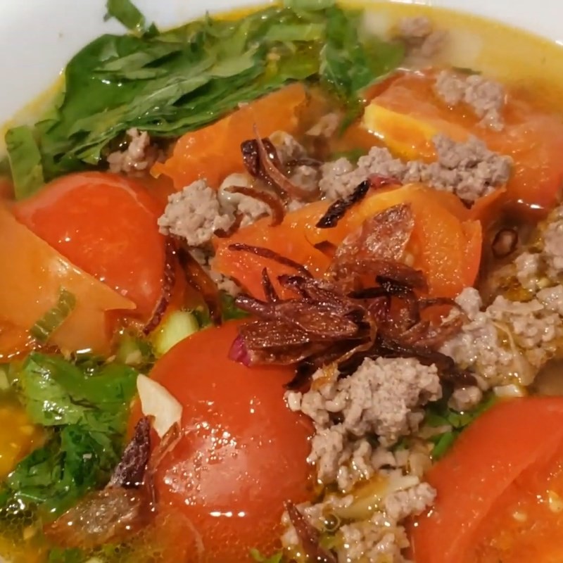 Món bún thịt bò cà chua nóng hổi, màu sắc hấp dẫn